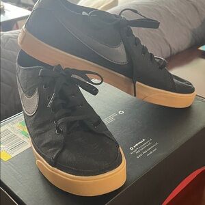 Nike Men's Black and Tan Sneakers